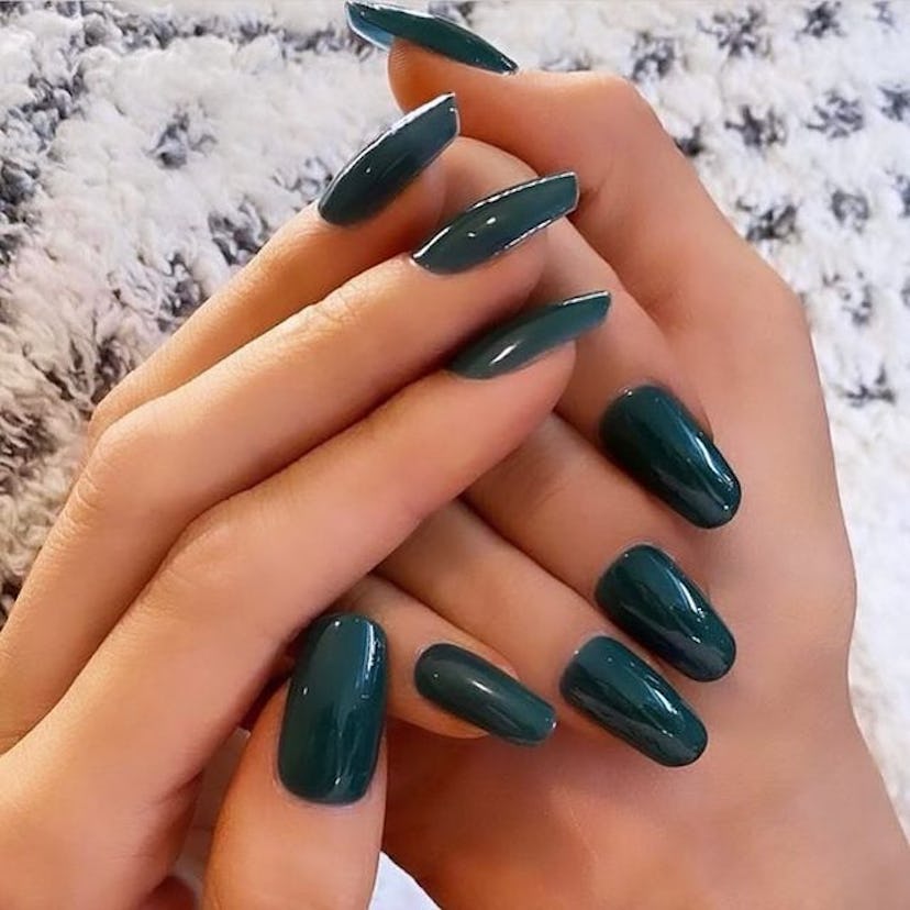 Dark blue-green nails
