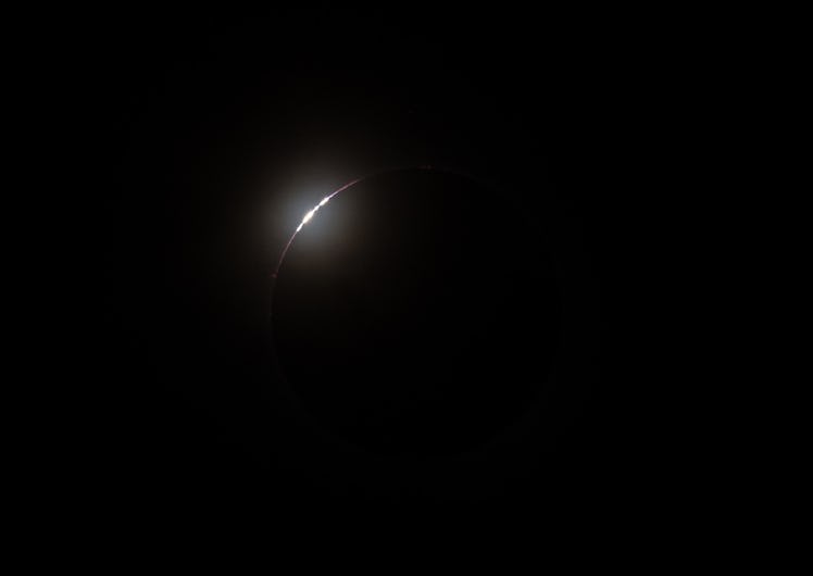 image of a total eclipse with Bailey's Beads at the edge of the Moon