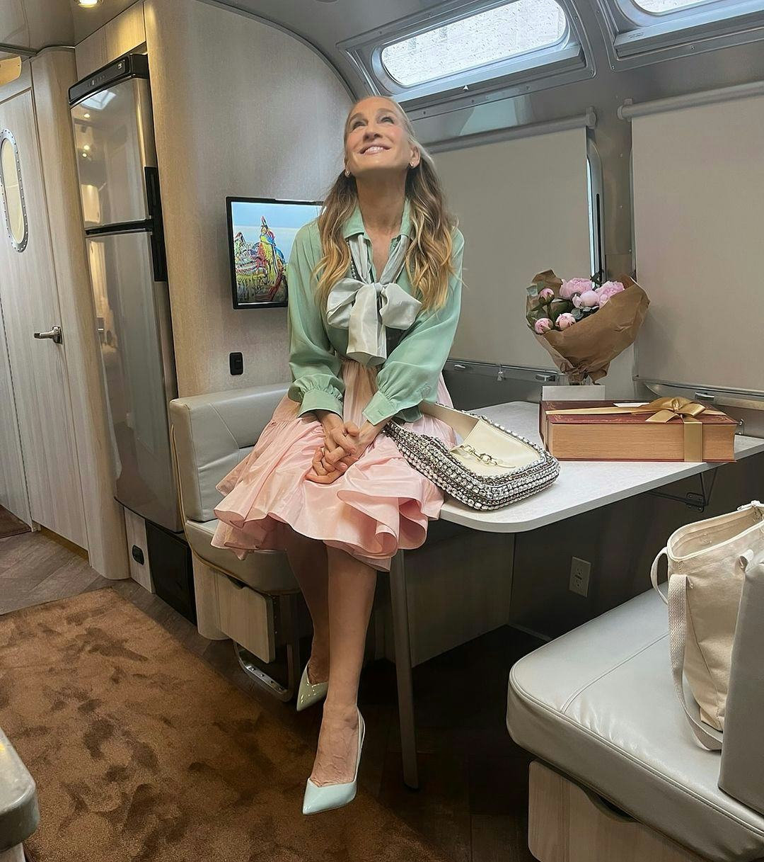 Sarah Jessica Parker&rsquo;s &lsquo;AJLT&rsquo; Season 3 Look Includes A $14k Bag