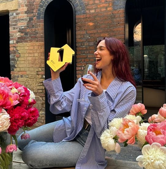 Dua Lipa&rsquo;s everyday look is easy to recreate.