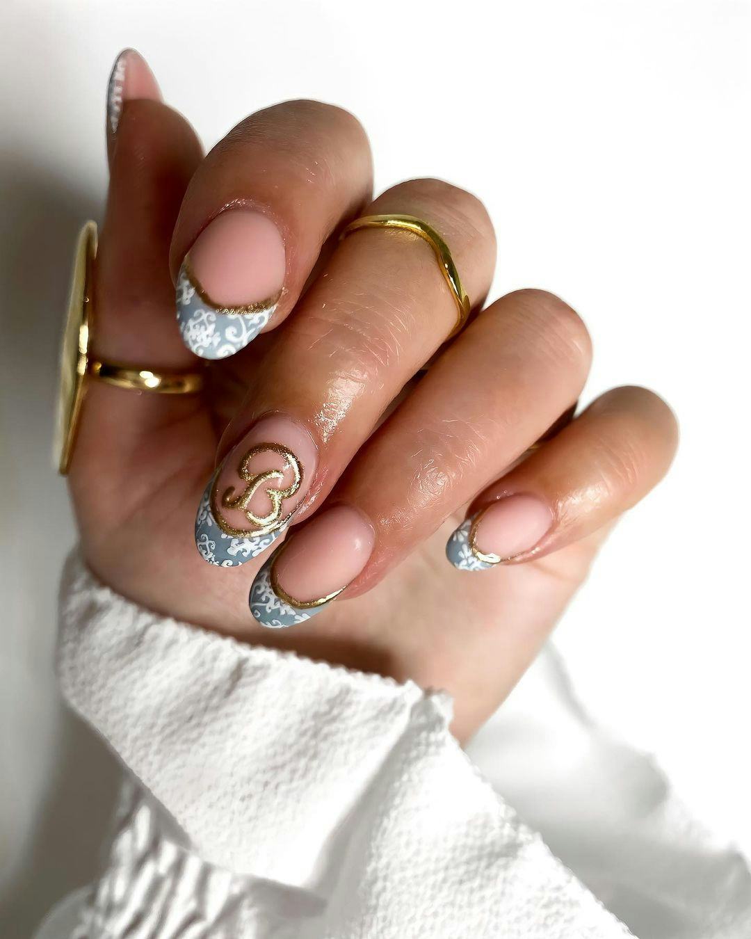 This gilded B nail art is inspired by &lsquo;Bridgerton.'