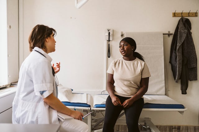 A woman speaks to her OB-GYN about having her IUD removed.