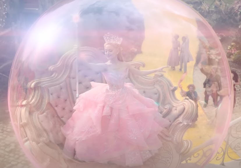 Ariana Grande’s Wicked trailer look