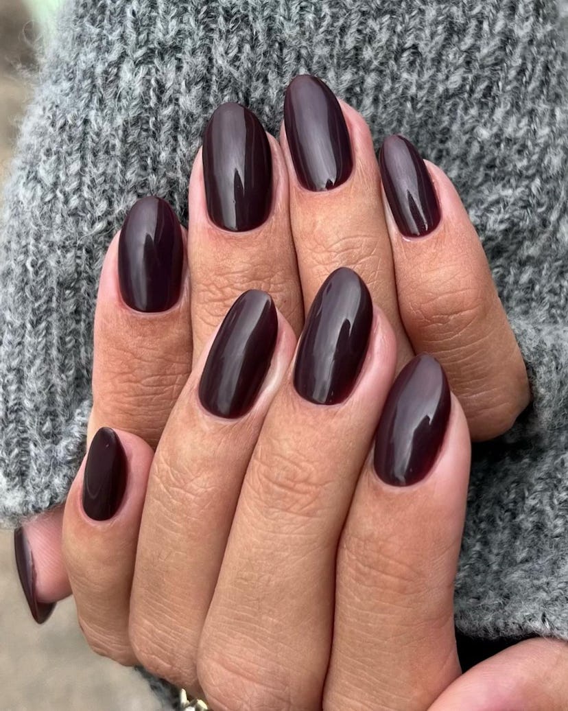 A short and oval nail shape is perfect for Capricorn signs.