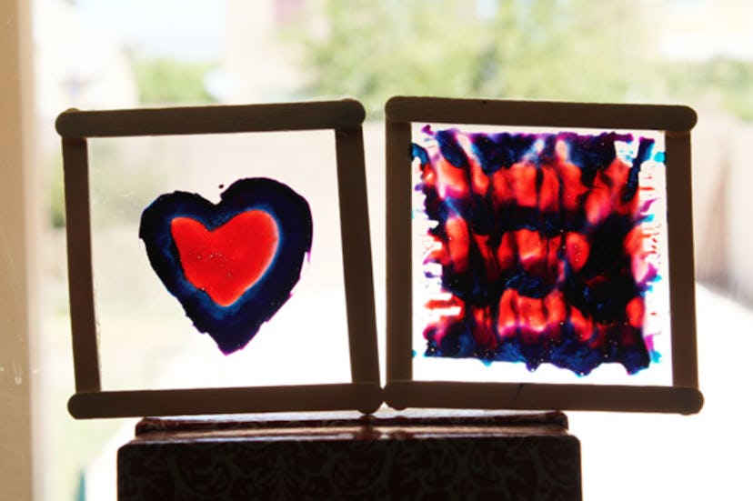 One summer tie-dye craft to make is this camp-style tie-dye stained class craft.