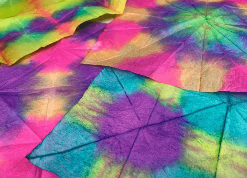 One tie-dye summer craft to make is this tie-dyed tissue paper.