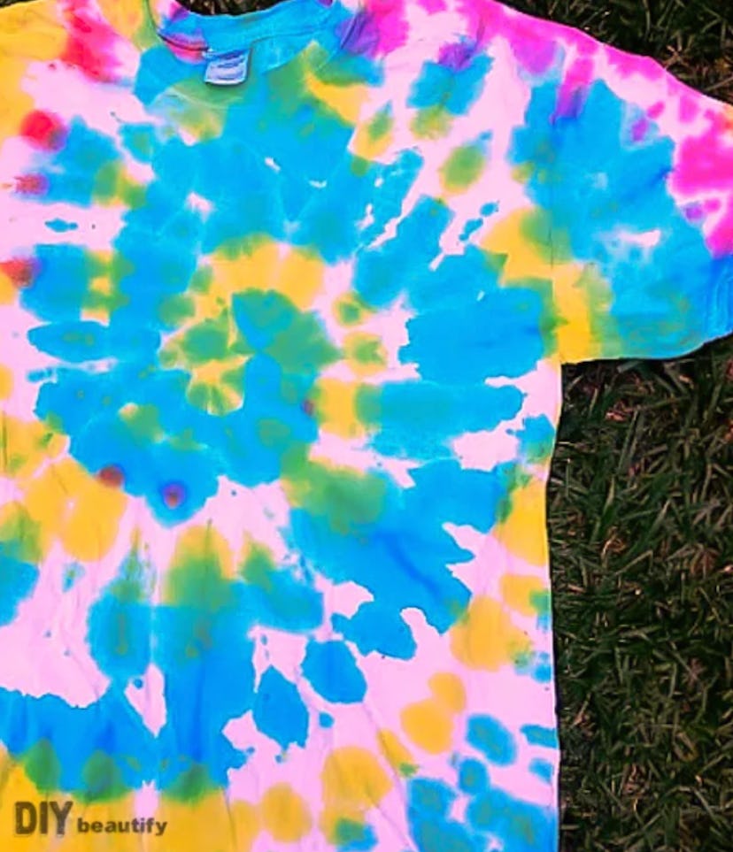 Use this swirl tie-dye technique to create a pretty summer tie-dye craft.