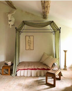 canopy beds trend