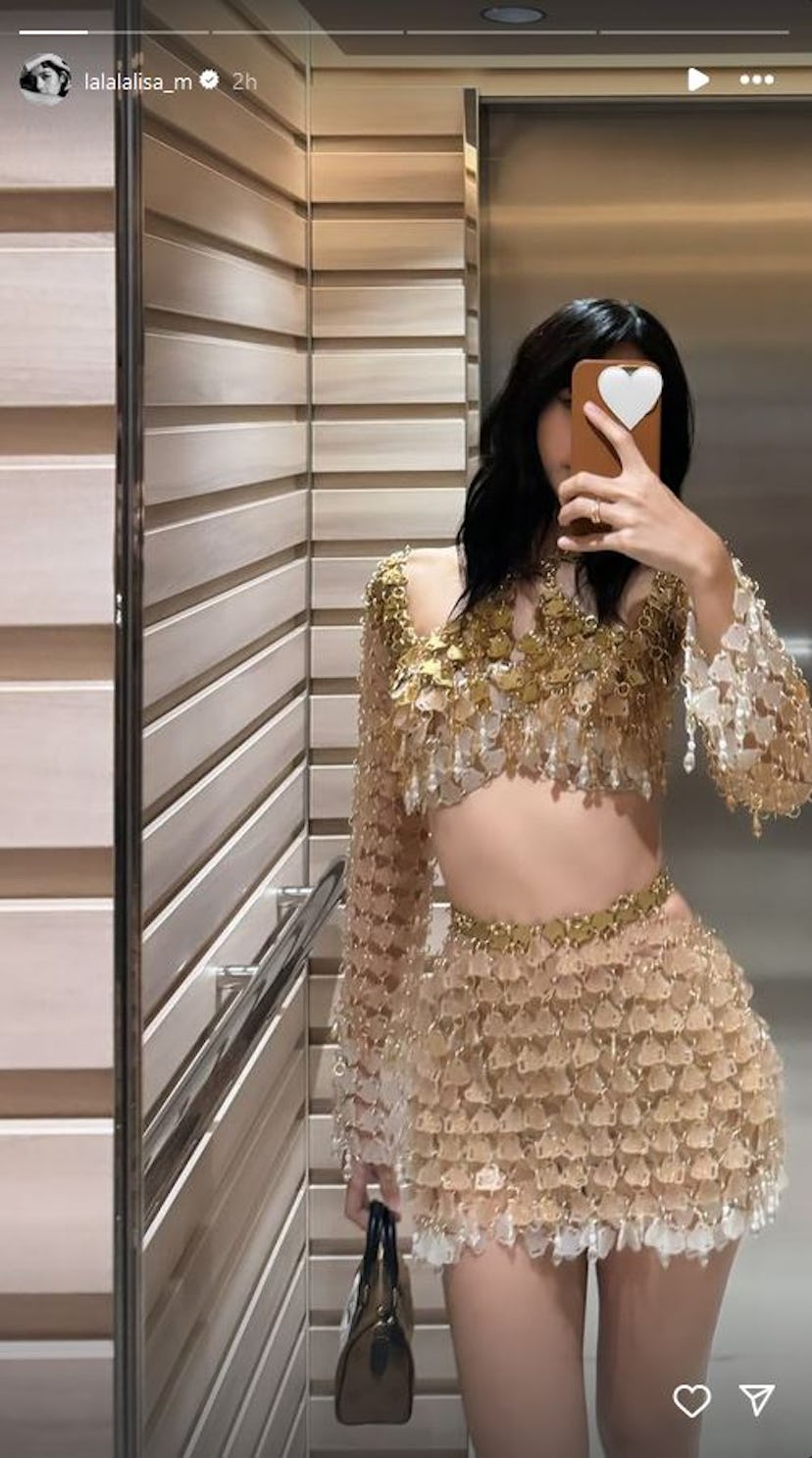 Blackpink’s Lisa wore a crop top and skirt made from garbage.