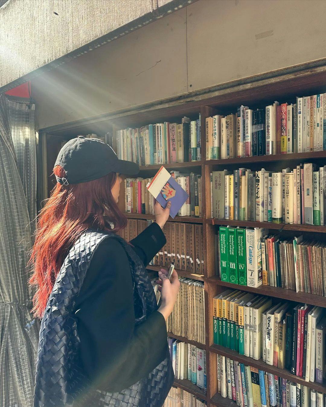 dua lipa bottega veneta bag