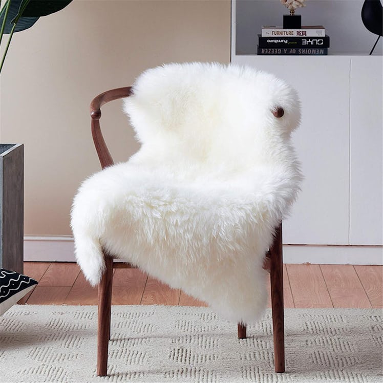 duduta White Faux Fur Throw Rug