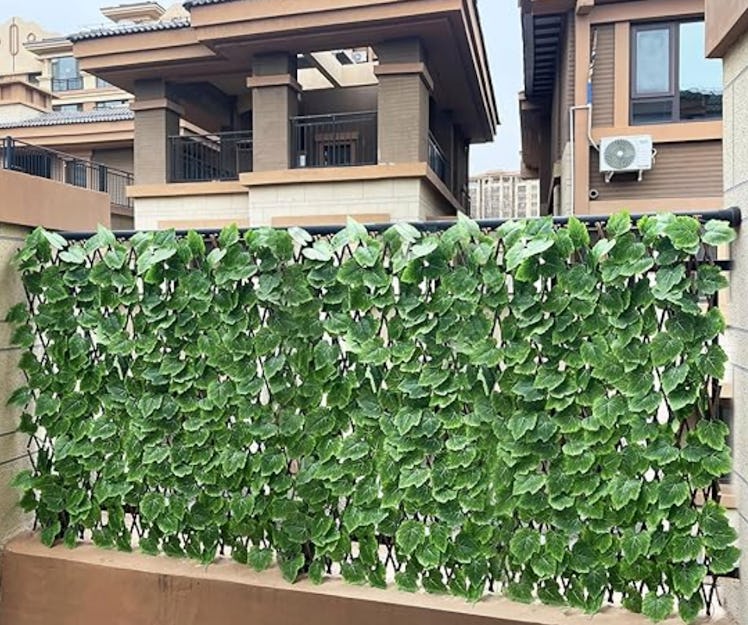 LANDGARDEN Expandable Faux Ivy Privacy Screen