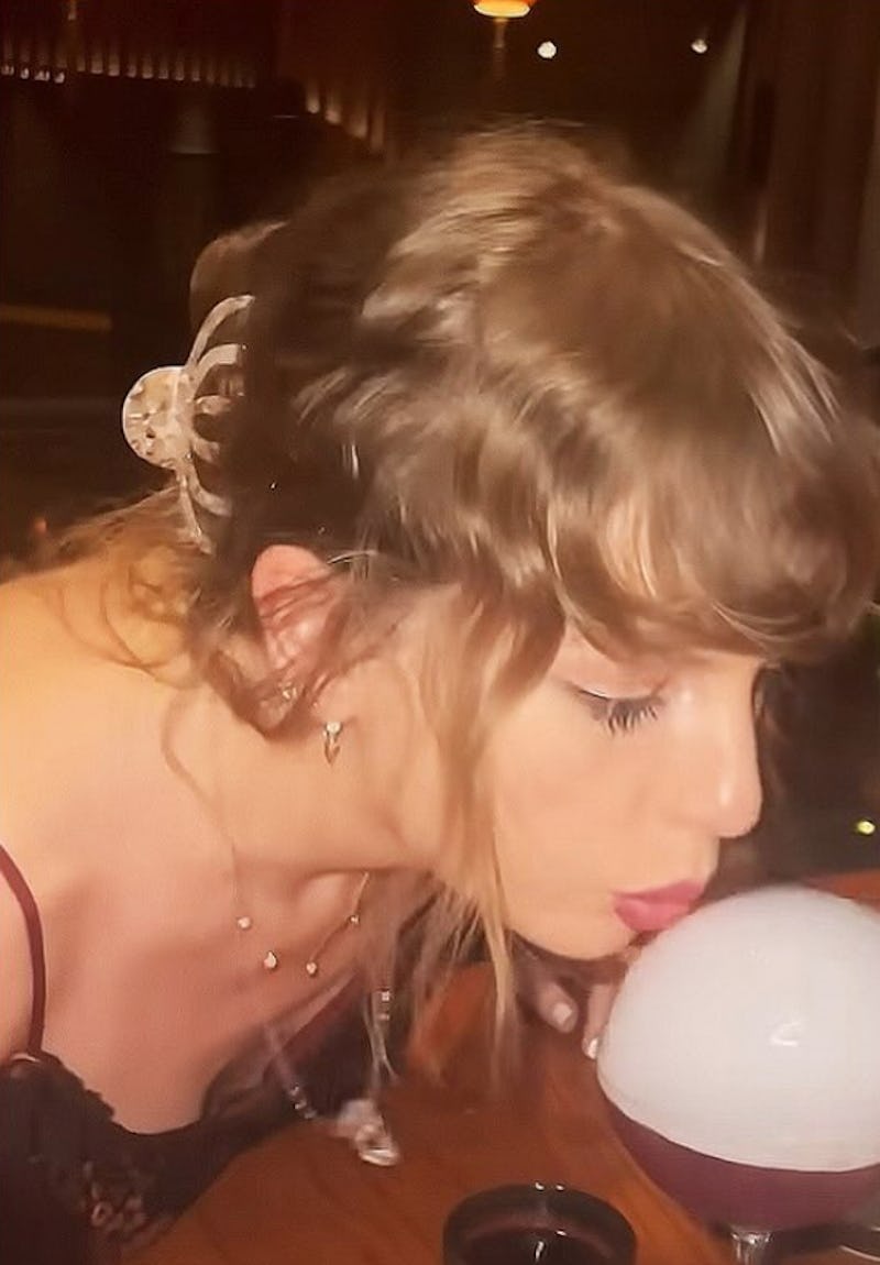Taylor Swift with Aimee claw clips in her hair.