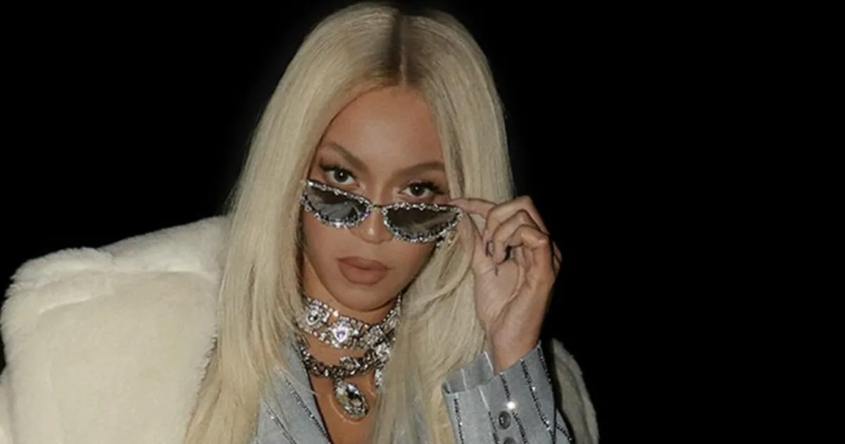 Beyoncé's Silver Glitter Nails Offer Just The Right Amount Of Sparkle