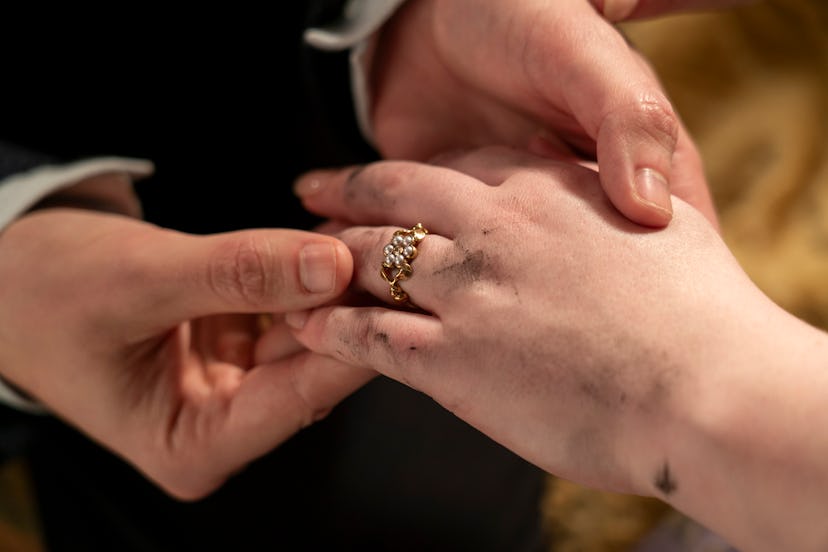 Penelope’s ‘Bridgerton’ Engagement Ring Looks Exactly Like Daphne’s