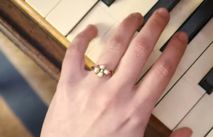 Daphne Bridgerton's engagement ring in Season 1. 