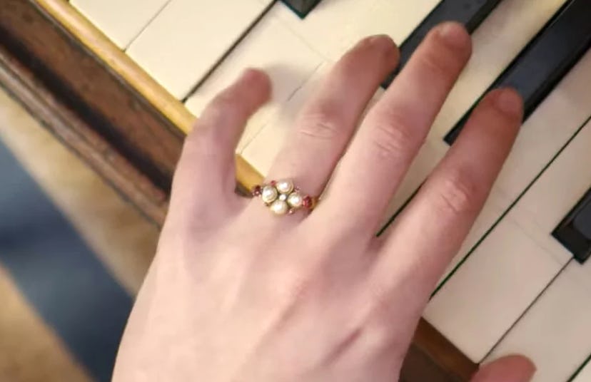 Daphne Bridgerton's engagement ring in Season 1.