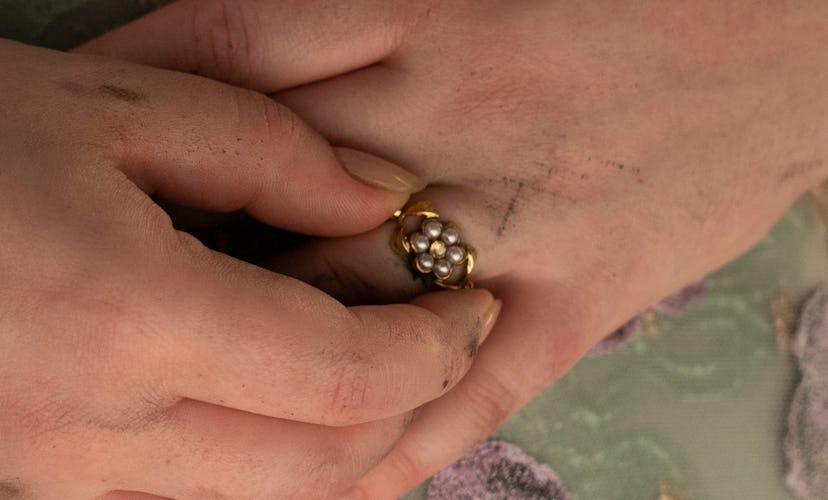 Penelope’s ‘Bridgerton’ Engagement Ring Looks Exactly Like Daphne’s
