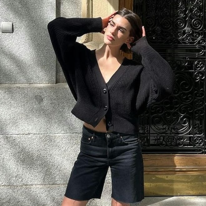 @valeriaminghelli wears black cardigan, shorts and boots outfit