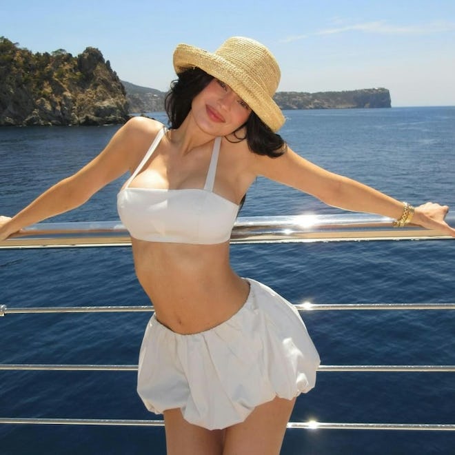 kylie jenner wears straw hat and bubble skirt set on a boat