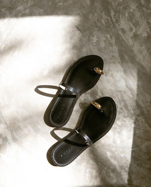 Toe ring sandal trend