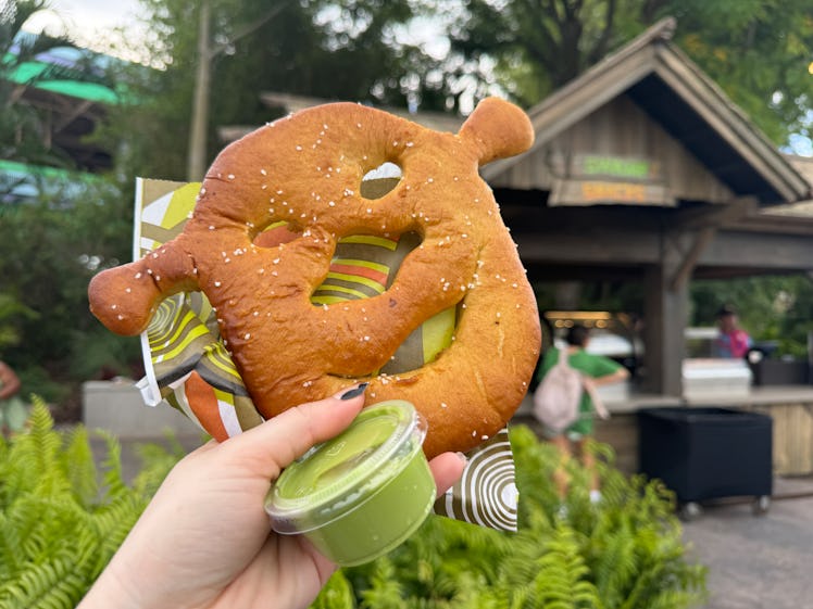 I tried the Shrek pretzel at Universal Studios' DreamWorks Land with green cheese. 