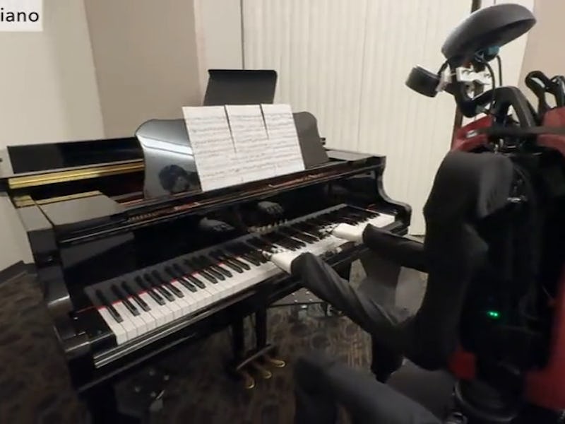 HumanPlus playing the piano thanks to a remote control human operator.