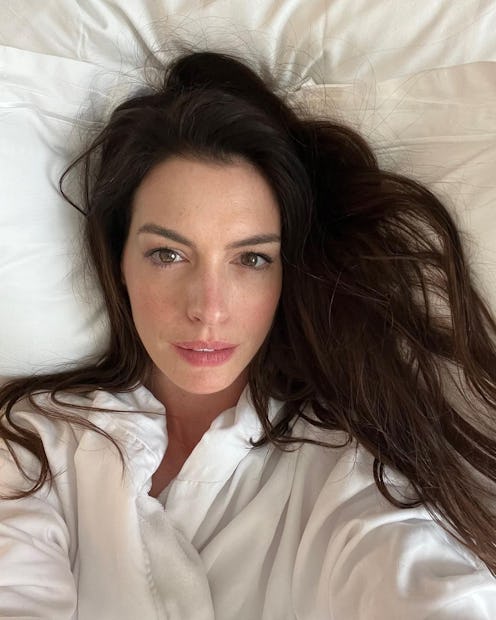 Anne Hathaway selfie