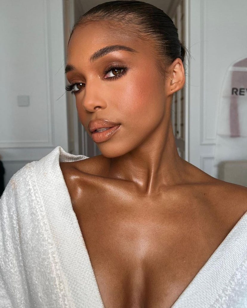 Lori Harvey is pictured in a "peach girl" makeup look.