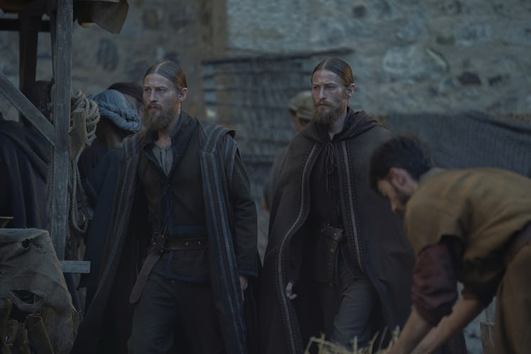 Elliott Tittensor as Ser Erryk Cargyll and Luke Tittensor as Ser Arryk Cargyll in 'House of the Drag...