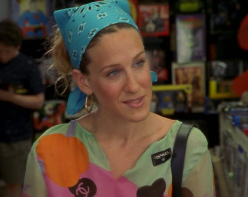 In 2000, Sex And The City's fictional style icon Carrie Bradshaw wore a chaotic capri outfit with fe...