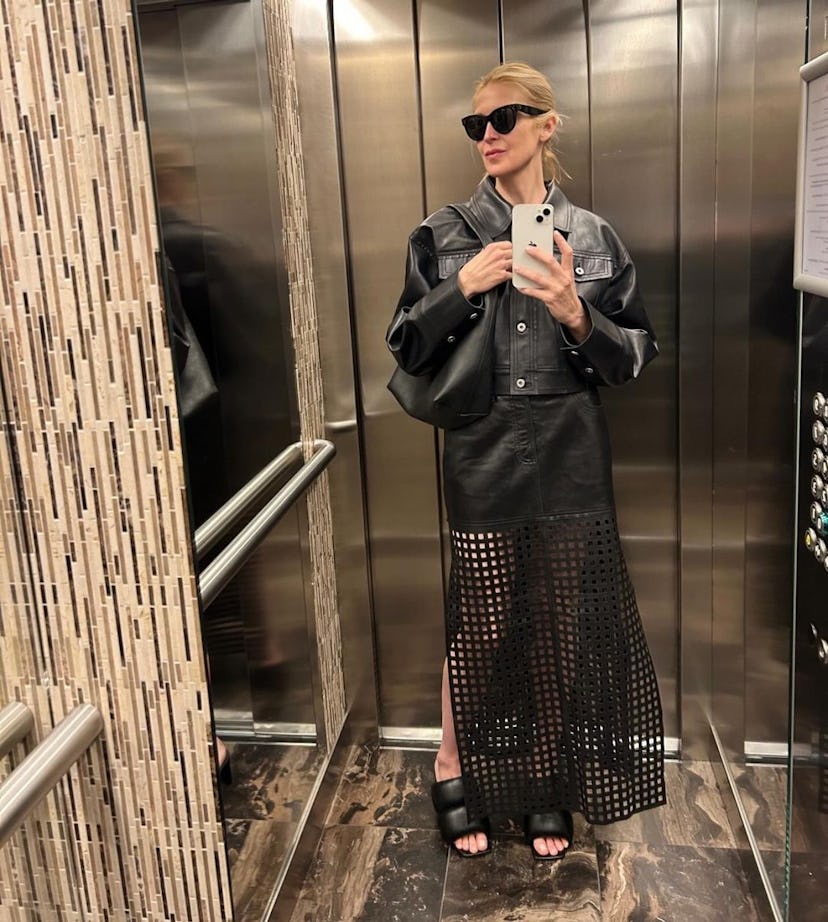 Kelly Rutherford, who played Lily on Gossip Girl, takes iconic elevator selfies. 