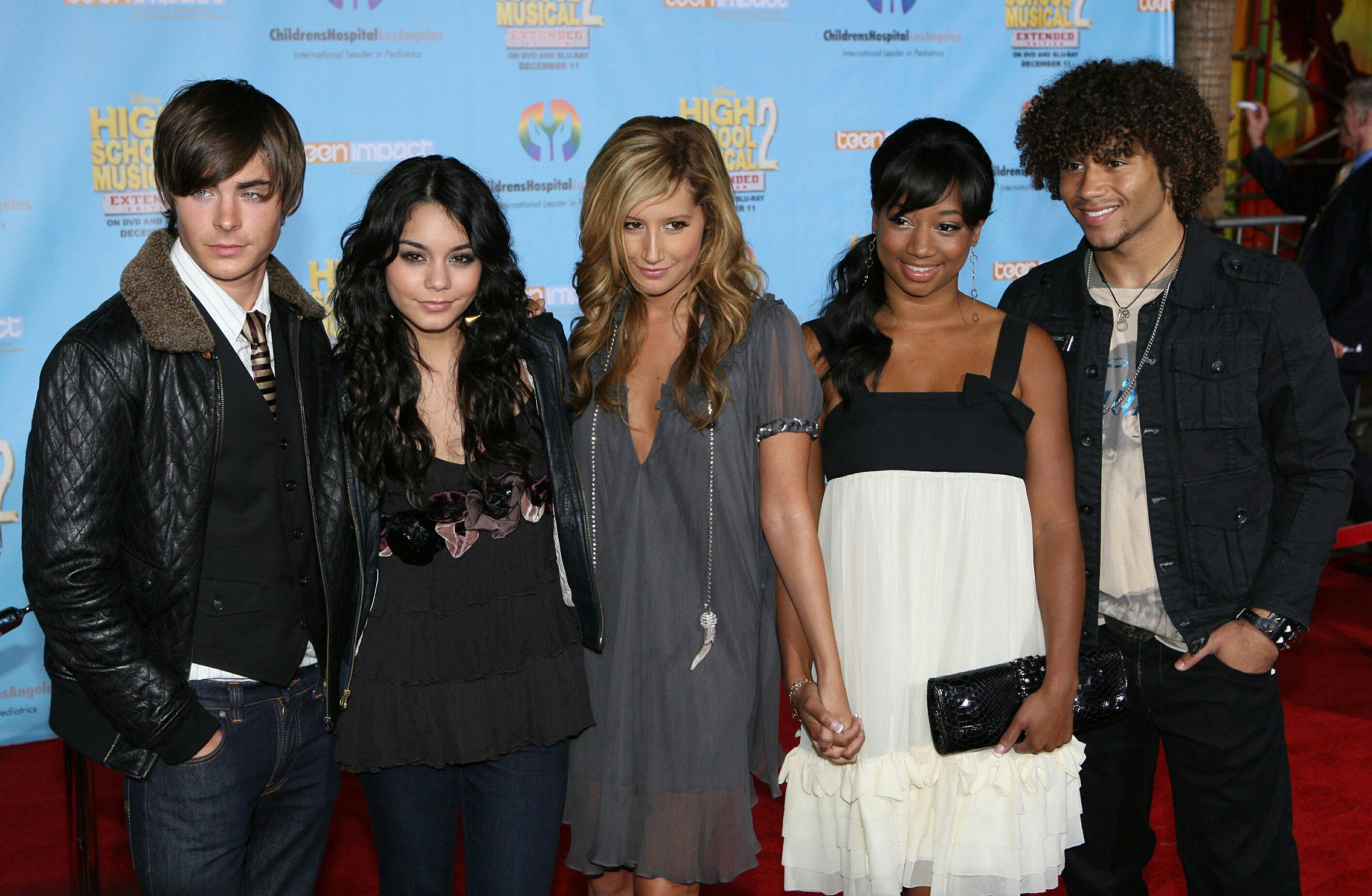 Zac Efron improvised a &lsquo;High School Musical 2&rsquo; performance.