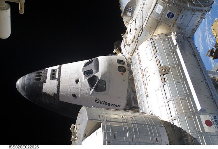 Saat di tengah perjalanan kedua misi STS-127, seorang anggota kru mengambil foto ini...
