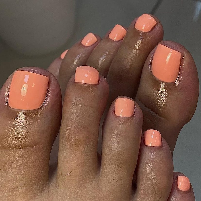 Pastel coral pedicures are perfect for Cancer season 2024.