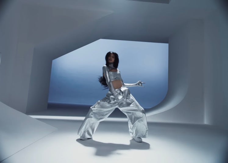 Lisa in the 'Rockstar' music video.