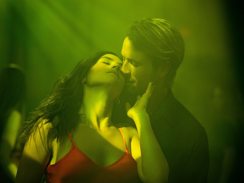 Adria Arjona and Glen Powell in Hit Man