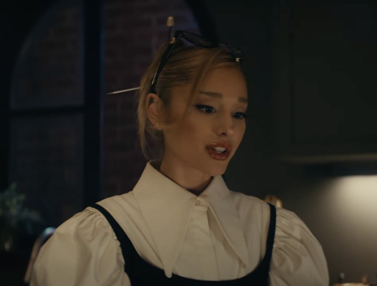 Ariana wore a black and white outfit in her ‘Boy Is Mine’ music video.