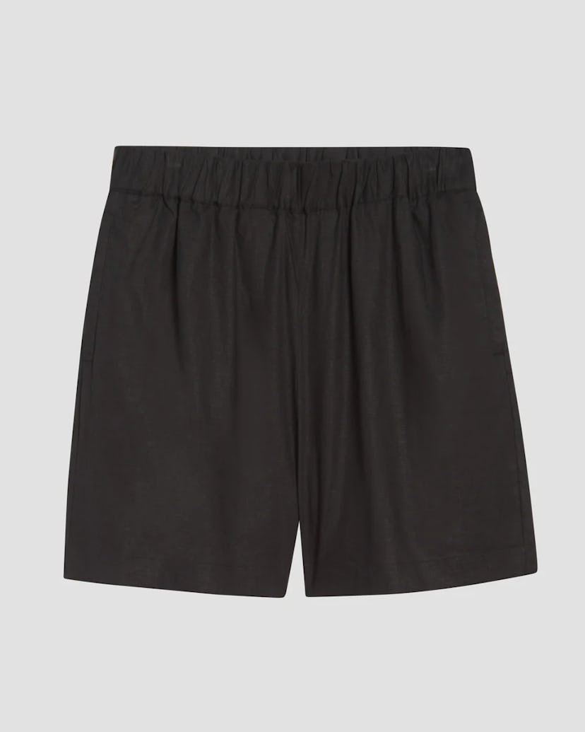 Black, plain men's shorts with elastic waistband, displayed on a white background.