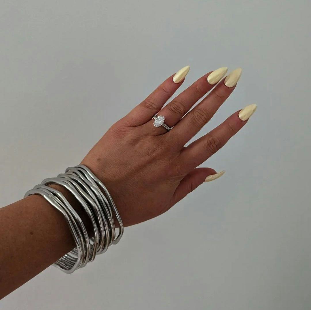 A Gemini would wear butter yellow chrome nails.