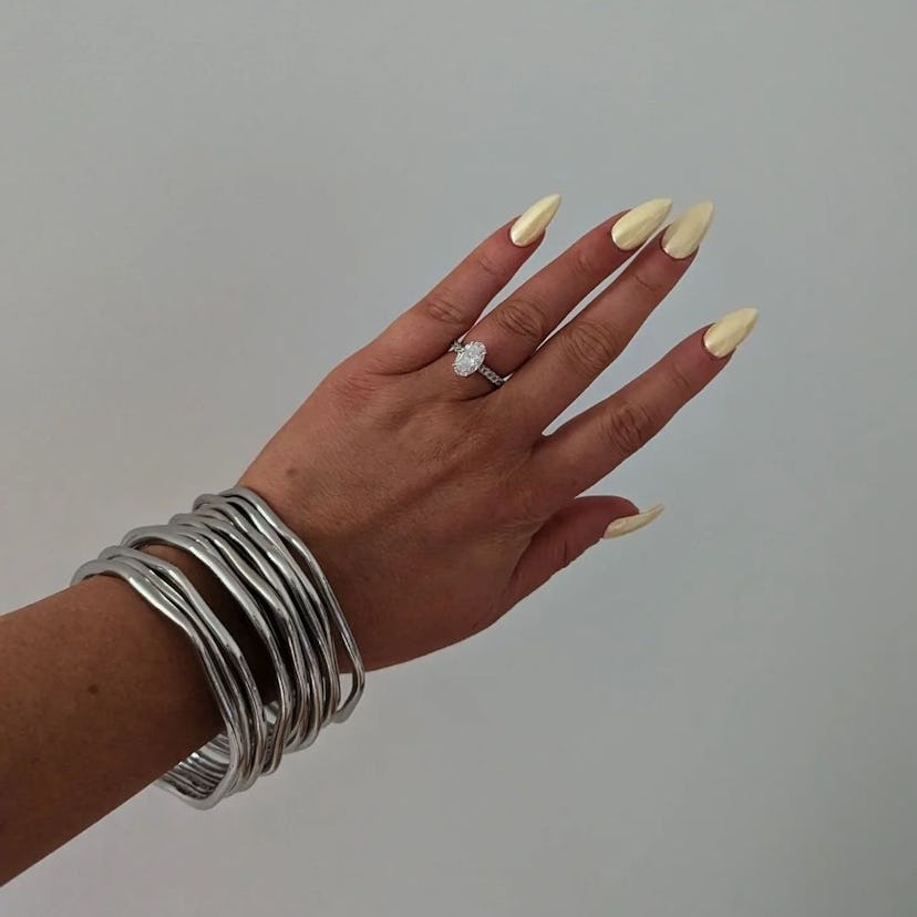 A Gemini would wear butter yellow chrome nails.