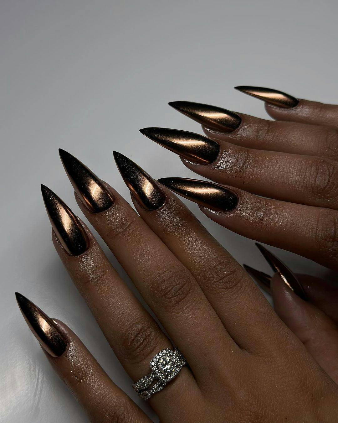 A Capricorn would wear bronze chrome nails.