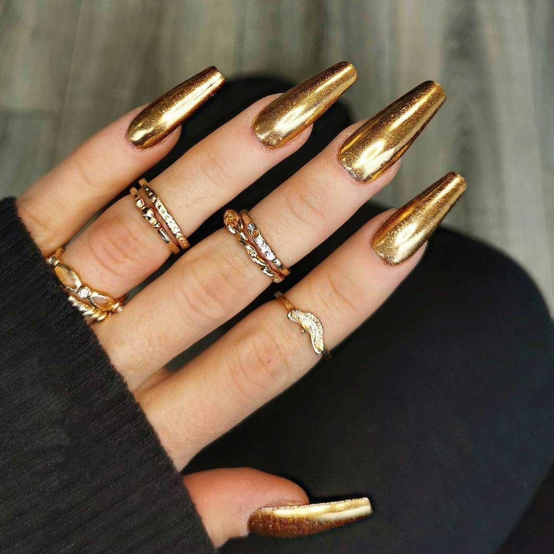 A Leo would wear gold chrome nails.