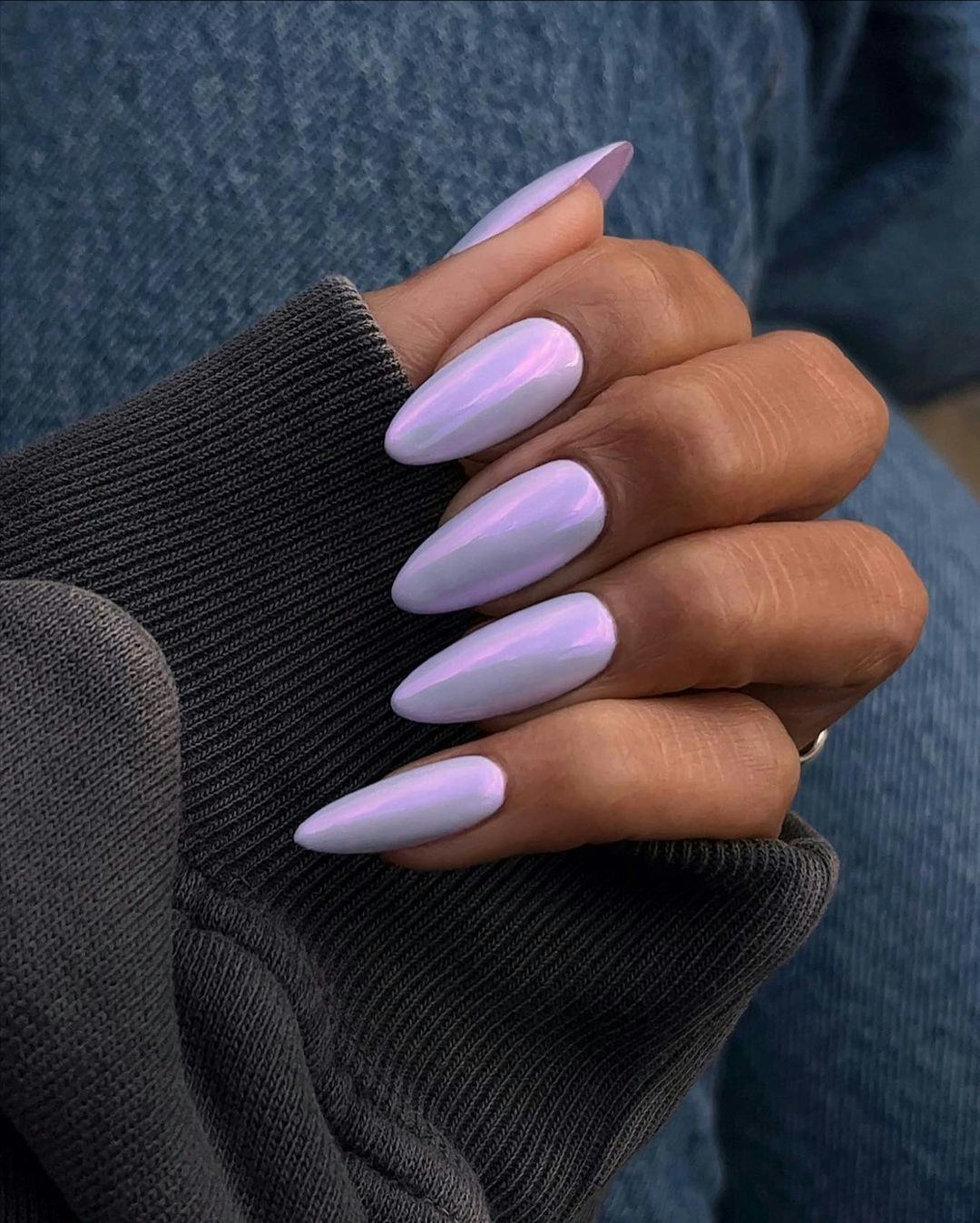 A Pisces would wear lavender chrome nails.