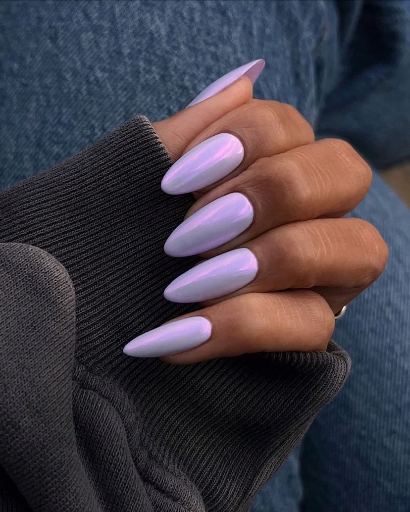 A Pisces would wear lavender chrome nails.