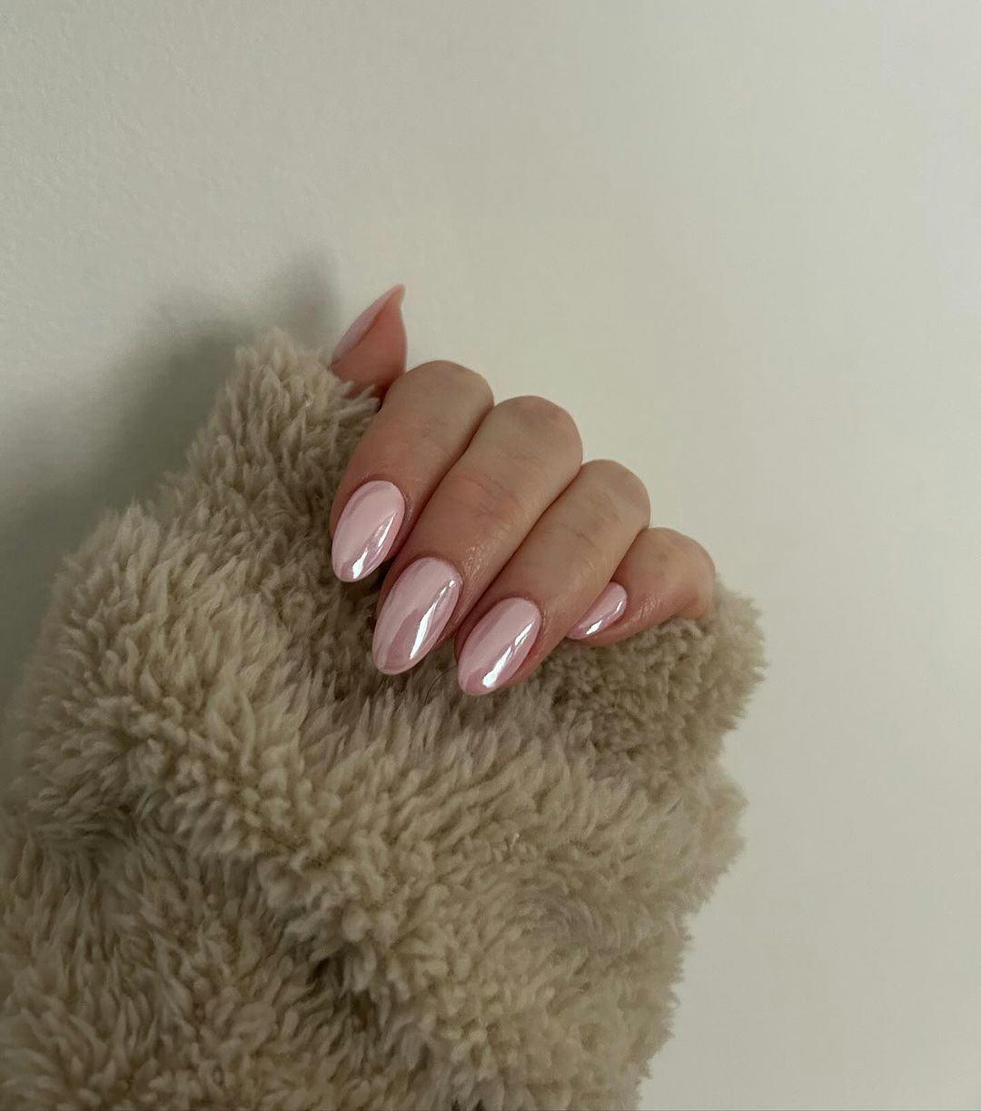 A Libra would wear baby pink chrome nails.