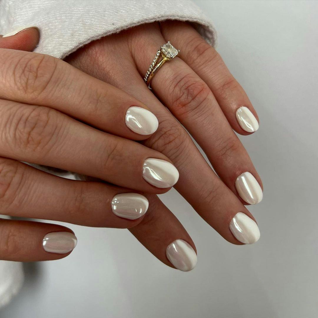 A Virgo would wear white chrome nails.