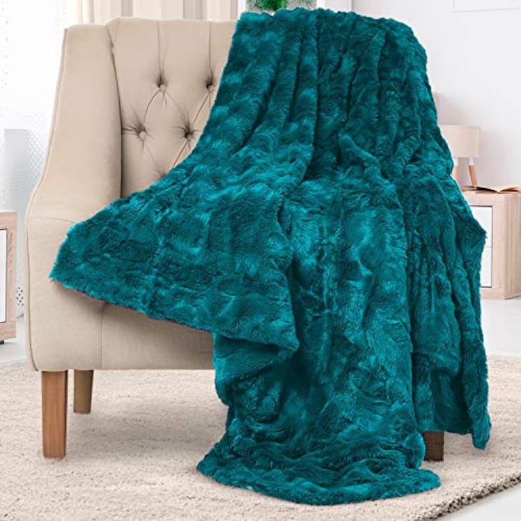 Everlasting Comfort Faux Fur Throw Blanket