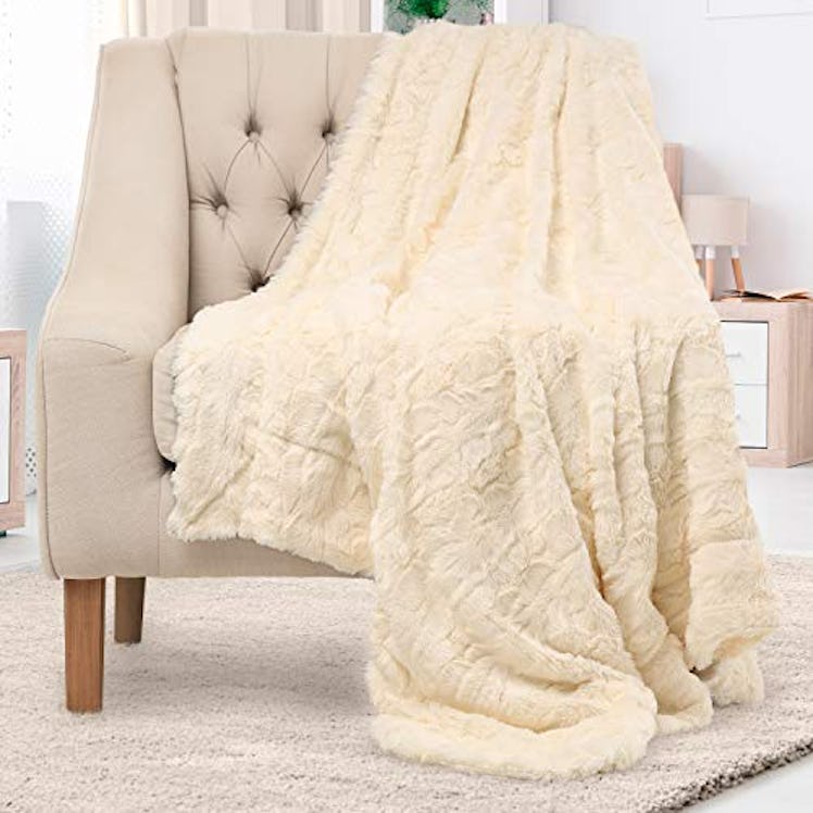 Everlasting Comfort Faux Fur Throw Blanket