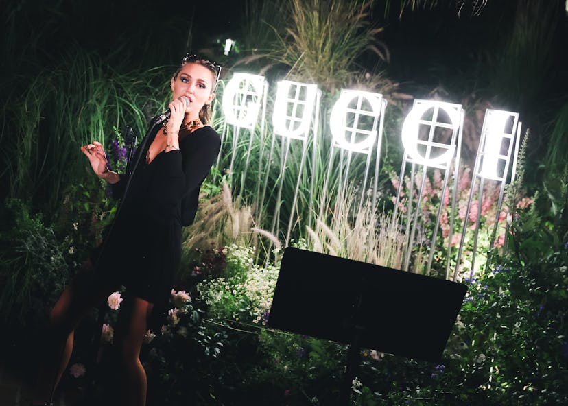 Miley Cyrus wears an LBD and exposed her bra.